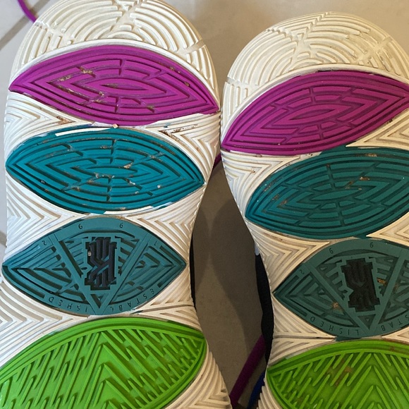 Nike Kyrie Irving basketball shoes - Picture 11 of 12